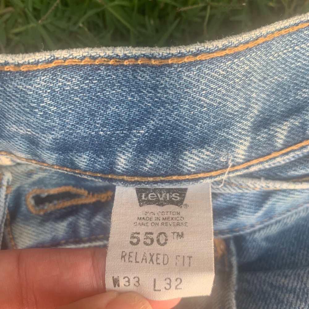 Vintage relaxed fit blue jeans. Rip on left knee.